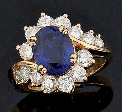 Bague en or jaune, sertie d'un saphir ovale...