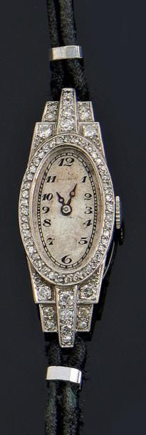 Montre bracelet de dame, ovale, en platine...