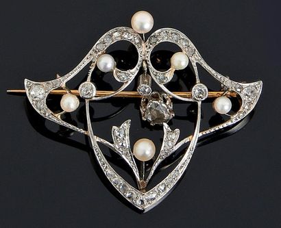 Broche en or et argent ajouré, sertie de...
