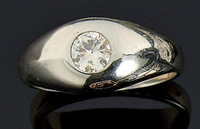 Bague en or gris, sertie d'un diamant de...