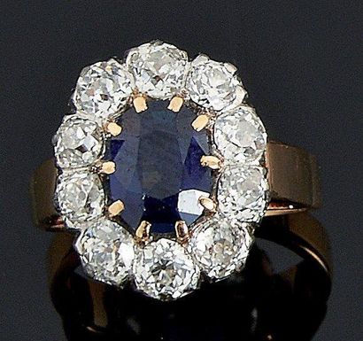 Bague en or, sertie d'un saphir ovale facetté...
