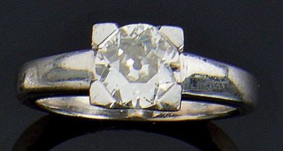 Bague en or gris sertie d'un diamant rond...