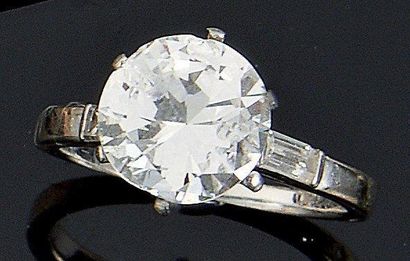 Bague en platine et or gris, sertie d'un...