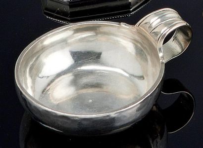 Tasse à vin en argent uni, l'anse à enroulement...