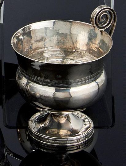 Tasse en argent monogrammé et partiellement...