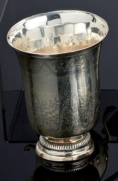 Timbale tulipe en argent gravé de feuillages...