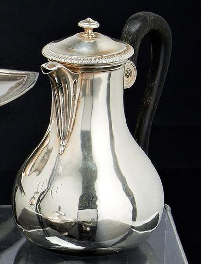 Petite cafetière en argent uni à fond plat,...
