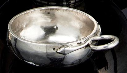 Tasse à vin en argent uni marqué au bord:...