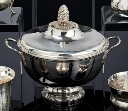 Petite soupière couverte, ronde, en argent...