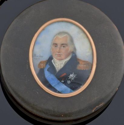 Drageoir en écaille brune, le couvercle appliqué...