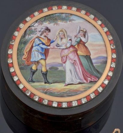 Drageoir rond en écaille brune, le couvercle...