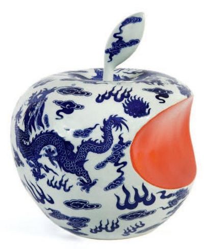 LI LIHONG (NÉ EN 1974)
Apple Céramique, signée,...