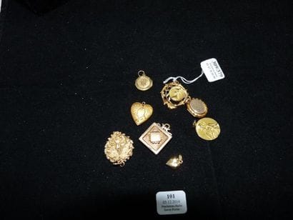 LOT en or jaune 18 k comprenant: quatre pendentifs...