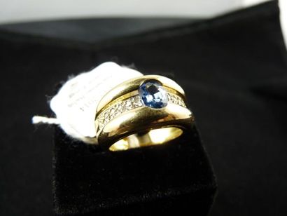 LARGE BAGUE en or jaune, sertie d'un saphir...