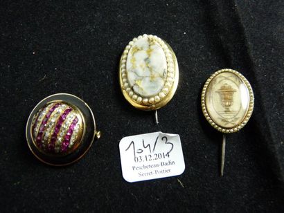 BROCHE en or jaune 18 k de forme ronde ornée...