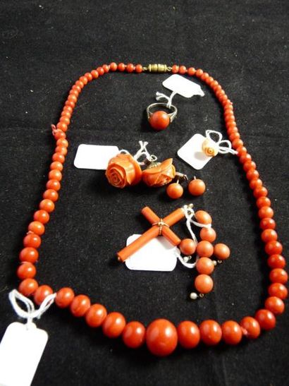 LOT en corail comprenant: pendentifs, bague,...