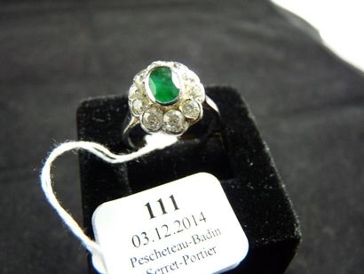 BAGUE en platine ornée d'une émeraude ovale...