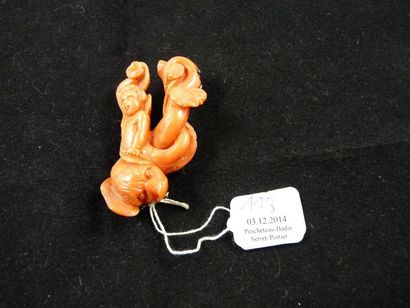 ÉLÉMENT DE BROCHE en corail, figurant un...