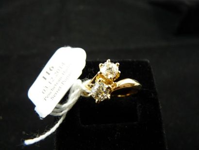 BAGUE croisée en or jaune, sertie de deux...