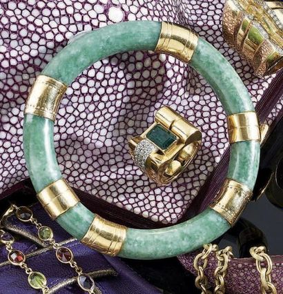 BRACELET rigide en jade, monture en or jaune...