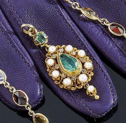 PENDENTIF poire en or jaune 18K, orné d'émeraudes,...