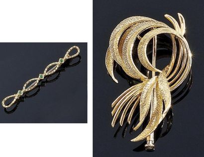 LOT de deux broches en or jaune 18 k, gravées...