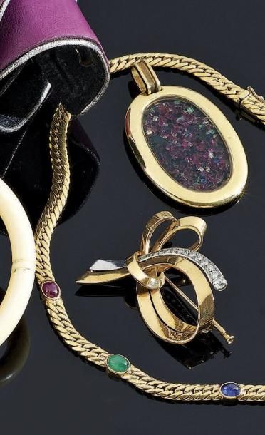 DEUX PENDENTIFS en or jaune 18 k de forme...