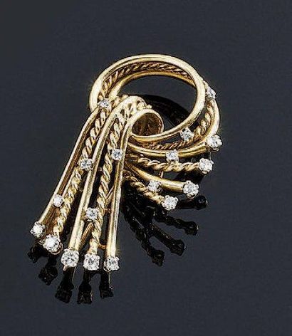 BROCHE en or jaune 18 k ajourée à décor d'entrelacs...