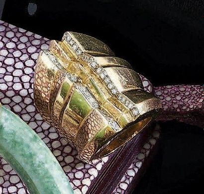 LARGE BAGUE en or jaune 18 k de forme géométrique...