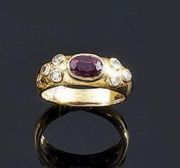 BAGUE en or jaune 18 k, ornée d'un rubis...