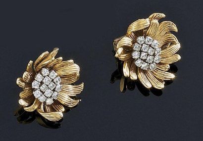 PAIRE DE BOUCLES D'OREILLE en or jaune 18...