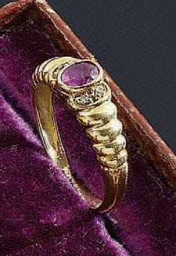 BAGUE en or jaune 18 k à décor de godrons...