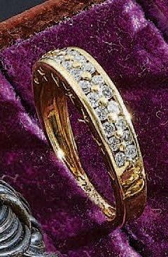 BAGUE bandeau en or jaune, sertie de deux...