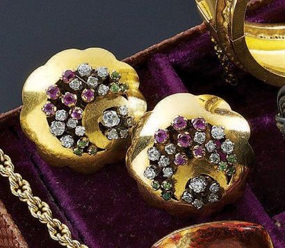 PAIRE DE BOUCLES D'OREILLE en or jaune 18...