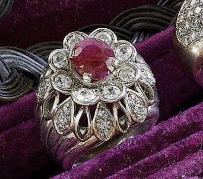 BAGUE en platine ajouré à décor de fleur,...