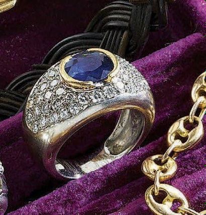 BAGUE en or 18 k ornée au centre d'un saphir...