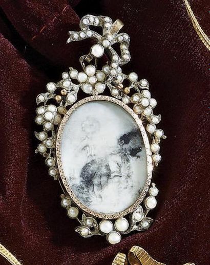 PENDENTIF de forme ovale en argent et vermeil...