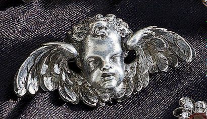BROCHE en argent gravé figurant la tête d'un...