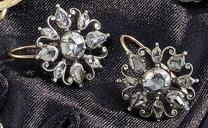 PAIRE DE BOUCLES D'OREILLE en or 18 k et...