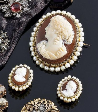 BROCHE et paire de boucles d'oreille (système...