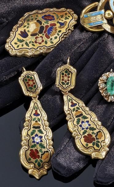 PARURE en or jaune 18 k partiellement émaillé...