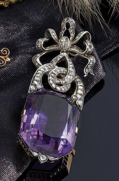 PENDENTIF en or 18 k et argent, orné d'une...