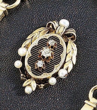 BROCHE en or jaune 18 k ornée au centre de...