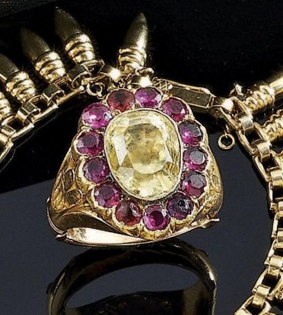 BAGUE en or jaune 18 k ornée au centre d'un...