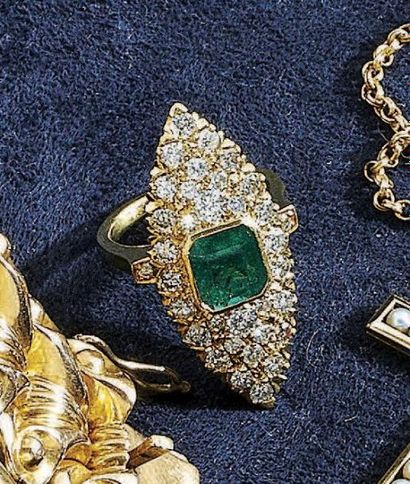 BAGUE marquise en or jaune 18 k, ornée au...