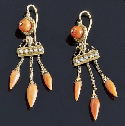 PAIRE DE BOUCLES D'OREILLE en or jaune 18...