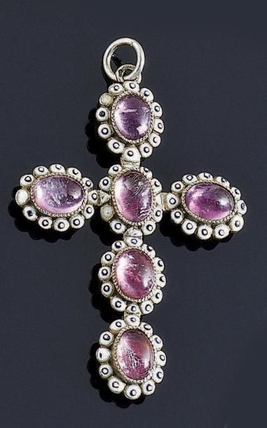 CROIX PENDENTIF en argent ornée de cabochons...