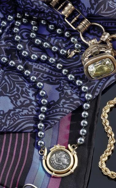 LOT de bijoux comprenant: collier de perles...