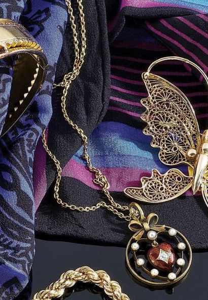 COLLIER articulé en or jaune supportant en...