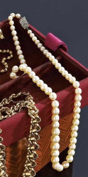 COLLIER de soixante-sept perles de culture...